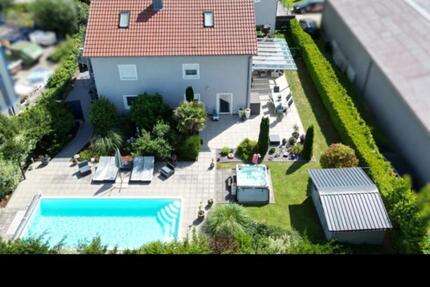 Exklusives Anwesen mit 2 Wohnhäusern und traumhaftem Garten - Alteglofsheim