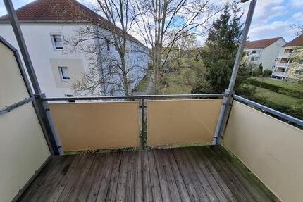 Helle 2-Zimmer-Wohnung mit Balkon in gepflegter Wohnanlage – Weißenfels-West