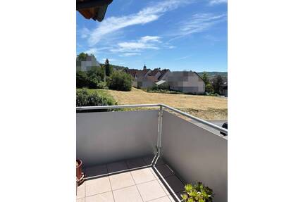 Gepflegte 3 Zimmerwohnung mit sonnigem Balkon und Garage in Eibelstadt !