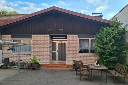 Bungalow mit angrenzendem Garten und 3-Familienhaus (vermietet) - Rodalben
