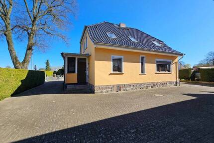 Mitten im Dorf, großes Haus,;Scheune, Garagen und Garten + Obstwiese! - Boldekow