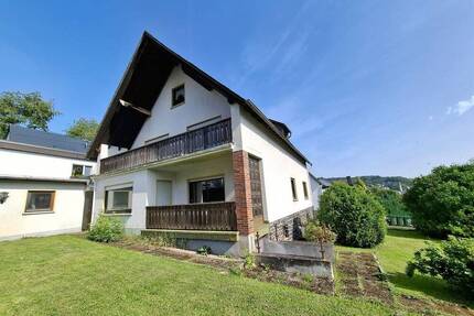 Top-Schnäppchenpreis! Sanierungsbedürftiges Haus mit 2 Wohnungen, Nebengebäude und schönem Grundstück in ruhiger und dennoch zentraler Lage! - Westerburg