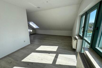 Zentrale ruhige 2-Zimmer-Dachgeschosswohnung mit EBK, Balkon und Stellplatz - Bad Hersfeld