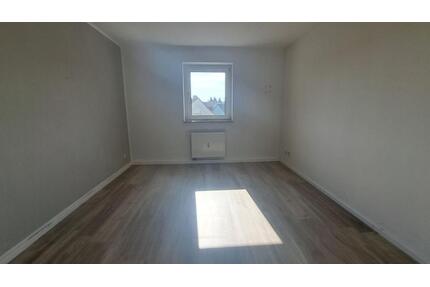 Helle 2-Zimmer-Wohnung mit Balkon und Kaminofen in Zeitz-Forststraße