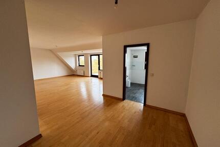 Helle DG-Wohnung mit großem Balkon + ruhige Lage + Garage - Mönchengladbach Nord