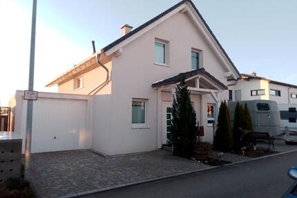 Einfamilienhaus mit 2 Garagen und Pool in Weidenstetten