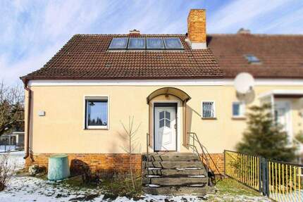 Bezugsfrei: Sanierungsbedürftige Doppelhaushälfte mit viel Potenzial und großem Garten - Bernau bei Berlin Schmetzdorf