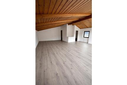 Moderne 1-Zimmer-Dachgeschosswohnung - Michelbach an der Bilz