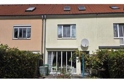 Gepflegtes Reihenhaus mit Garten und Garage in Apolda