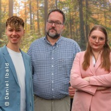 Millionen, Matsch und Mückenstiche | Stadthalle Münstermaifeld