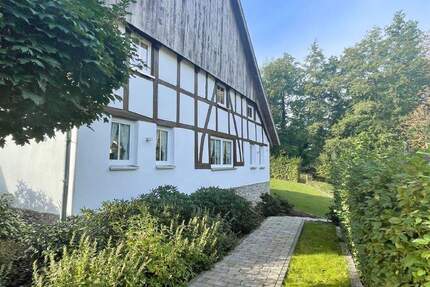 == Ein Ort mit Stil und Charakter! Kernsaniertes Fachwerkhaus in Hörste == - Lage