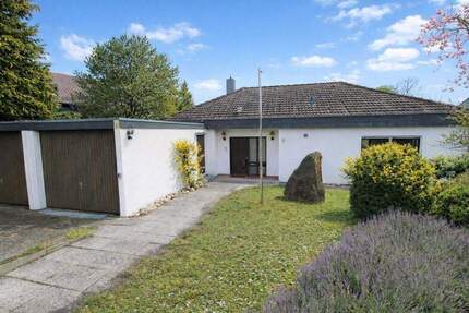 Wohnen im Grünen: Winkelbungalow mit Einliegerwohnung in Mühlacker-Dürrmenz