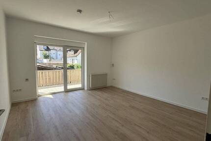 Eigener Garten! Wunderschöne, lichtdurchflutete 2-Zimmer-Wohnung mit Garten, Balkon und Stellplatz - Backnang