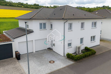 Modernes Zweifamilienhaus mit gepflegtem Außenbereich und Doppelgarage - Bad Mergentheim