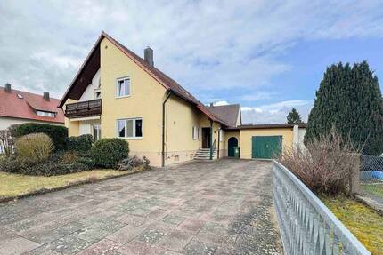 Charmantes Einfamilienhaus mit großem Garten und Gestaltungspotenzial in Sünching