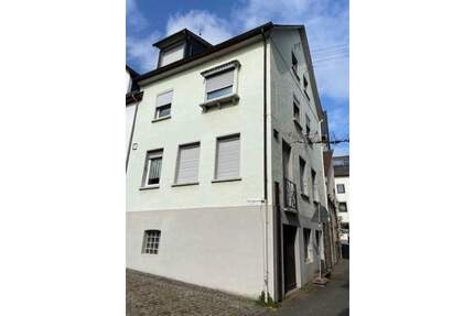 Zweifamilienwohnhaus mit Nebengebäude im Ortskern -Zwangsversteigerung- - Alf