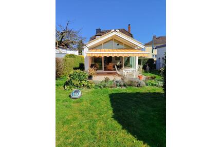 Attraktives Einfamilienhaus für Familien und Gartenliebhaber - Schwalbach am Taunus