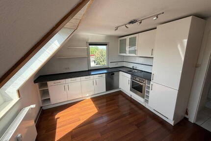 Dachgeschosswohnung in super Lage mit kleiner Oase, Gemeinschaftsgarten - Frankfurt am Main Sindlingen