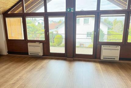 Wohnerlebnis mit beindruckenden Riesenstudio und Balkon. - Bondorf