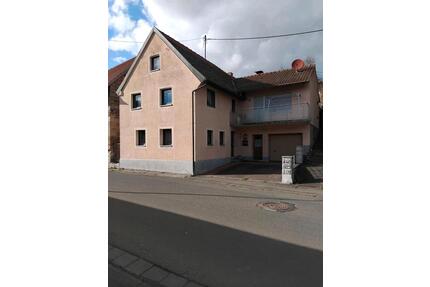 Kleines Einfamilienhaus mit Garage und Innenhof - Burgpreppach