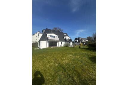 Modern, großzügig, familienfreundlich - 4 Zimmer plus 200 m2 Garten und Kfz-Stellplatz - Hamburg Wandsbek