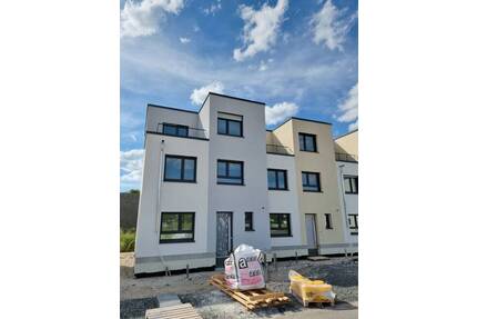 Endlich ankommen - 6-Zimmer Reiheneckhaus, Dachterrasse + sonniger Garten! *Hessengeld gecheckt? - Hanau-Steinheim