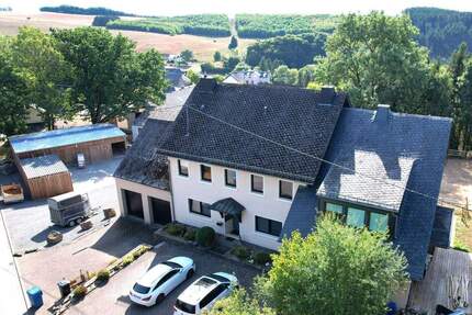 Exklusives Zweifamilienhaus mit zusätzlicher Ferienwohnung und Studio, mit einem Paradies für Pferde, auf einem 3.970 m² großen Grundstück in Üttfeld