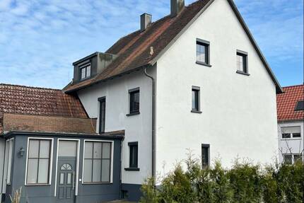 Modernes Ein- bis Zweifamilienhaus mit Anbau und großem Grundstück - Dürrwangen
