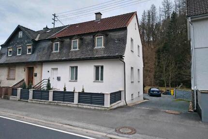 Haus mit zwei Wohnungen - 1.000,00&nbsp;EUR Kaltmiete, ca.&nbsp; 150,00&nbsp;m&sup2; in Kronach (PLZ: 96317)