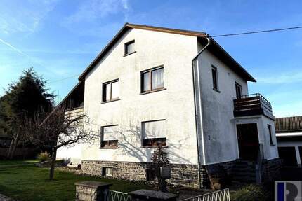 Freist. Einfamilienhaus mit drei Garagen, Carport und Garten - Nomborn
