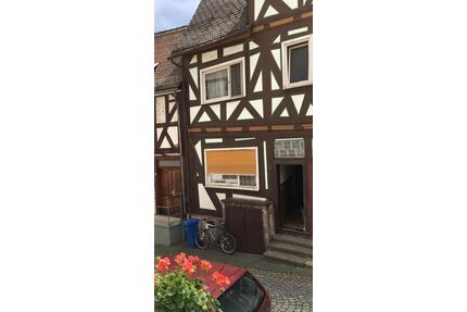 Charmante Doppelhaushälfte - 95.000,00&nbsp;EUR Kaufpreis, ca.&nbsp; 70,00&nbsp;m&sup2; in Biedenkopf (PLZ: 35216)