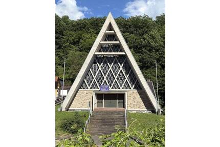 DER BESONDERE ORT ZUM WOHNEN, göttliches Kirchengebäude mit Gemeinderäumen, Stellplätze, zur gewerblichen oder privaten Nutzung, Meinhard-Grebendorf