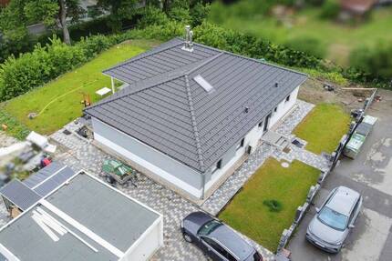 Zentral Wohnen auf einer Fläche: Gepflegter Bungalow mit Garten, Terrasse und Doppelgarage - Albstadt Tailfingen