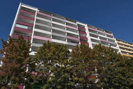 Komfort ohne Treppen: Aufzug & Einkaufsmöglichkeiten direkt erreichbar - Gera Lusan