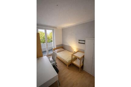 Kleines, möbliertes WG-Zimmer mit Balkon in Weißensee - Berlin Pankow