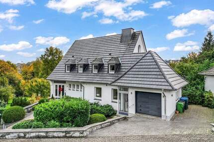 *Provisionsfrei* Viel Platz & unverbaubare Lage - Haus mit Einliegerwohnung am Schorenweg - Warstein