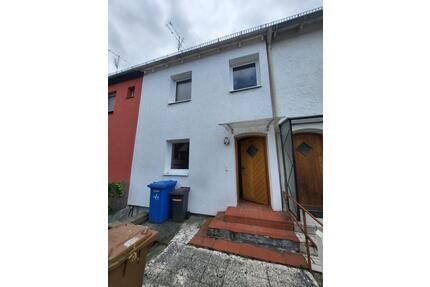 Reihenmittelhaus in Straubing - 1.150,00&nbsp;EUR Kaltmiete, ca.&nbsp; 105,00&nbsp;m&sup2; in Straubing (PLZ: 94315)