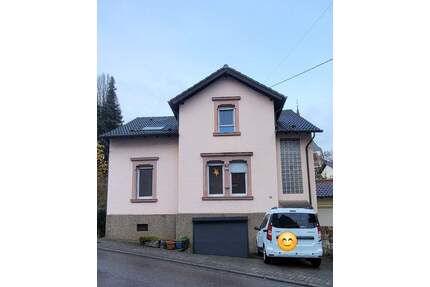 BOUS - ZENTRALE RUHIGE LAGE - FREISTEHENDES GERÄUMIGES EINFAMILIENHAUS MIT VIEL PLATZ - DREI SCHLAFZIMMER, KLEINEM GARTEN + GARAGE