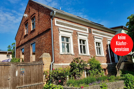 HORN IMMOBILIEN++RESERVIERT! Altentreptow, großes Haus -teilweise modernisiert- mit Keller, Garagen und Nebengelass