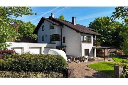 Großzügiges Einfamilienhaus mit Einliegerwohnung auf großem Grundstück mit 3 Garagen - Sundern