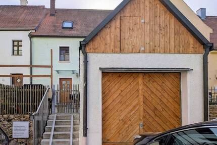 Charmantes Stadthaus mit Ensemble-Schutz, Garage und ausgebautem Dachgeschoss in bester Zentrumslage - Pfreimd