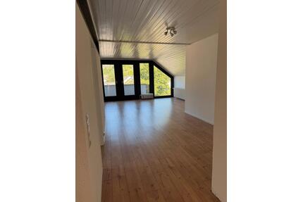 Helle 3-Zimmer-Dachgeschosswohnung, ca. 90 m², mit zwei Balkonen - Breitscheid