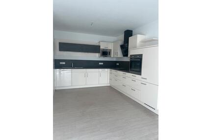 Moderne 2-Zimmer-Dachgeschosswohnung mit Balkon + Carport - Rothenburg ob der Tauber