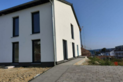 Moderne Doppelhaushälfte in Eichendorf – hochwertig & energiesparend