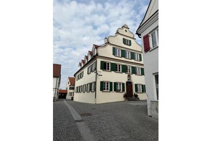 Mitten im Leben, voller Geschichte: 2-Zimmer-Altbauwohnung im Herzen Günzburgs