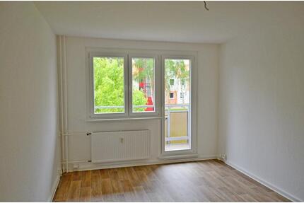 sanierte 3-Raum-Wohnung mit Aufzug, Badewanne und Balkon! Bezug sofort möglich! - Sangerhausen