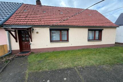 Einfamilienhaus mit viel Grundfläche Nebengelass und Garage - Schönhausen (Elbe)
