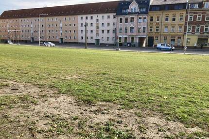 Grundstück in Zwickau zu verkaufen. Baugenehmigung für 40 oberirdische Garagen liegt vor!