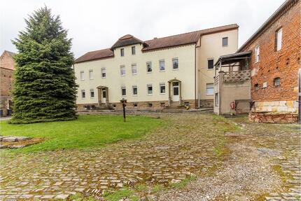 Attraktives Mehrfamilienhaus auf 7848 m² Grundstücksfläche - Hohenmölsen