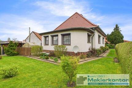 Zeitloses, massives Einfamilienhaus mit Garage und Nebengelass - Jarmen